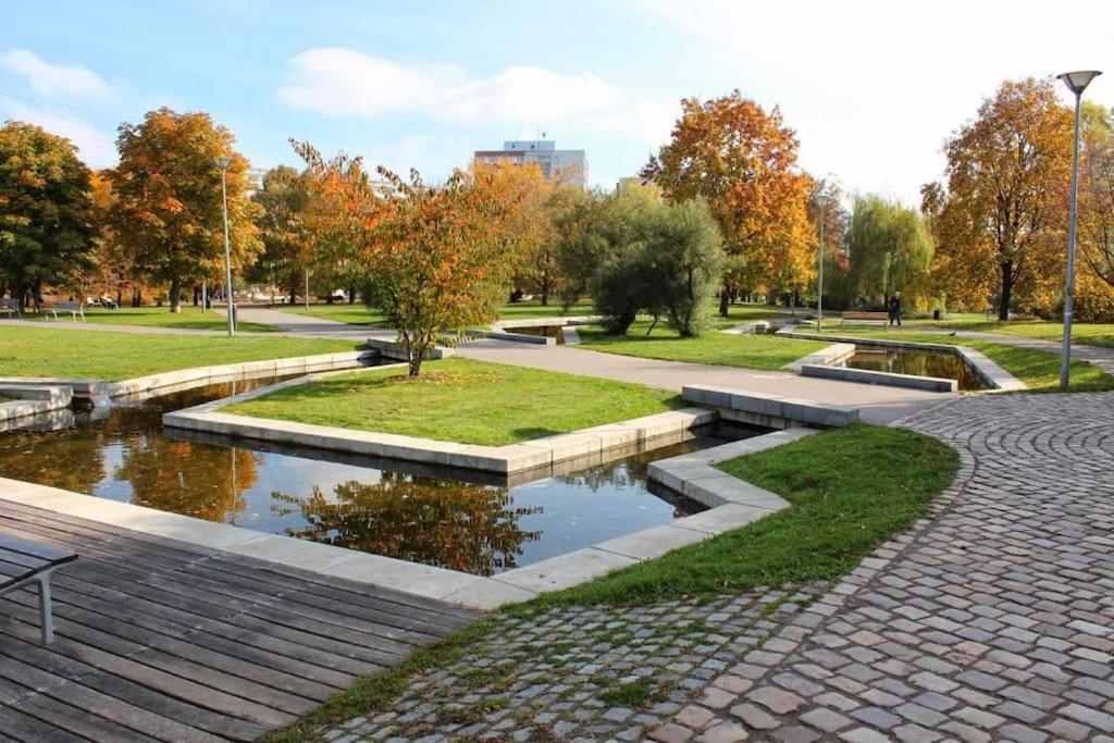 Apartmán u METRA, 4 hosté, parking free, blízko O2 arena