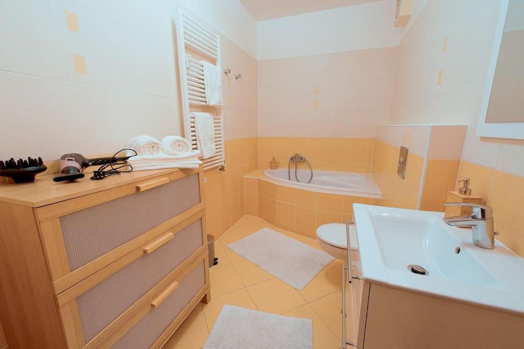 Apartmán u METRA, 4 hosté, parking free, blízko O2 arena