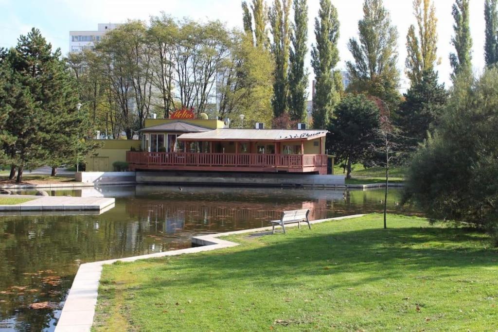 Apartmán u METRA, 4 hosté, parking free, blízko O2 arena
