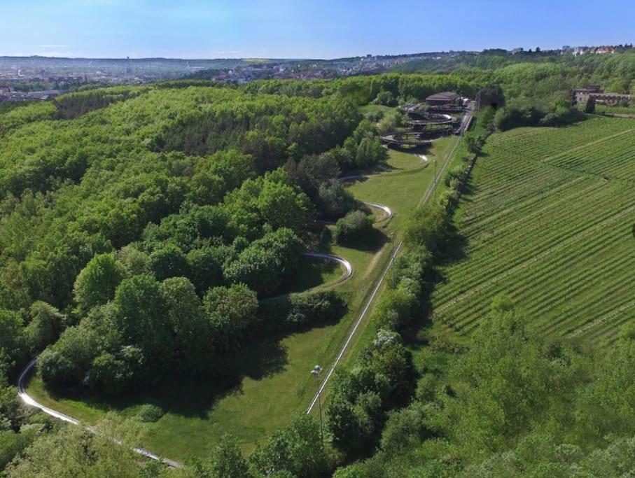 Apartmán u METRA, 4 hosté, parking free, blízko O2 arena