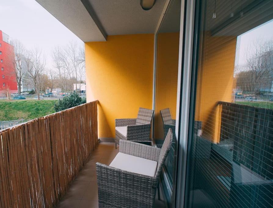 Apartmán u METRA, 4 hosté, parking free, blízko O2 arena