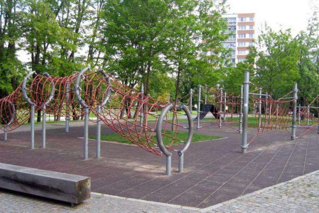 Apartmán u METRA, 4 hosté, parking free, blízko O2 arena