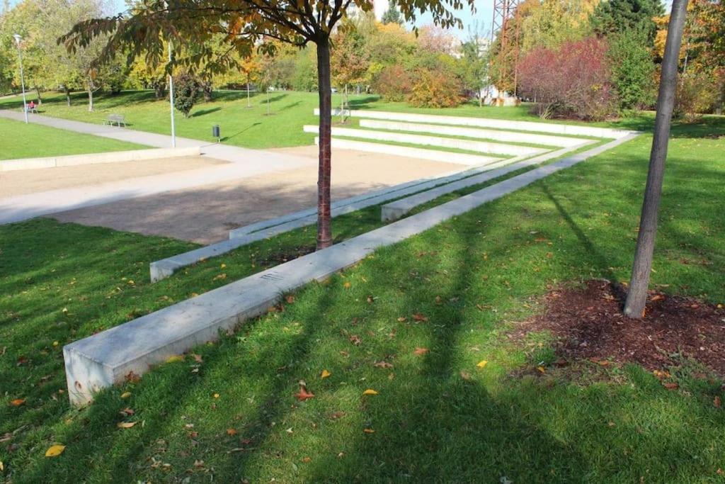 Apartmán u METRA, 4 hosté, parking free, blízko O2 arena