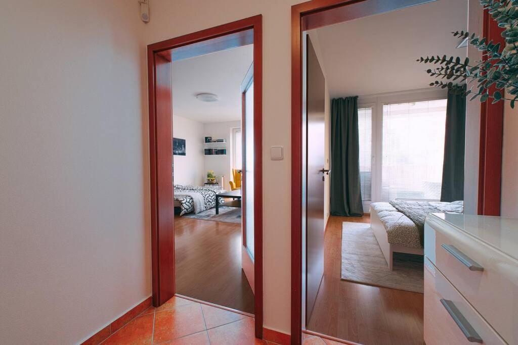 Apartmán u METRA, 4 hosté, parking free, blízko O2 arena