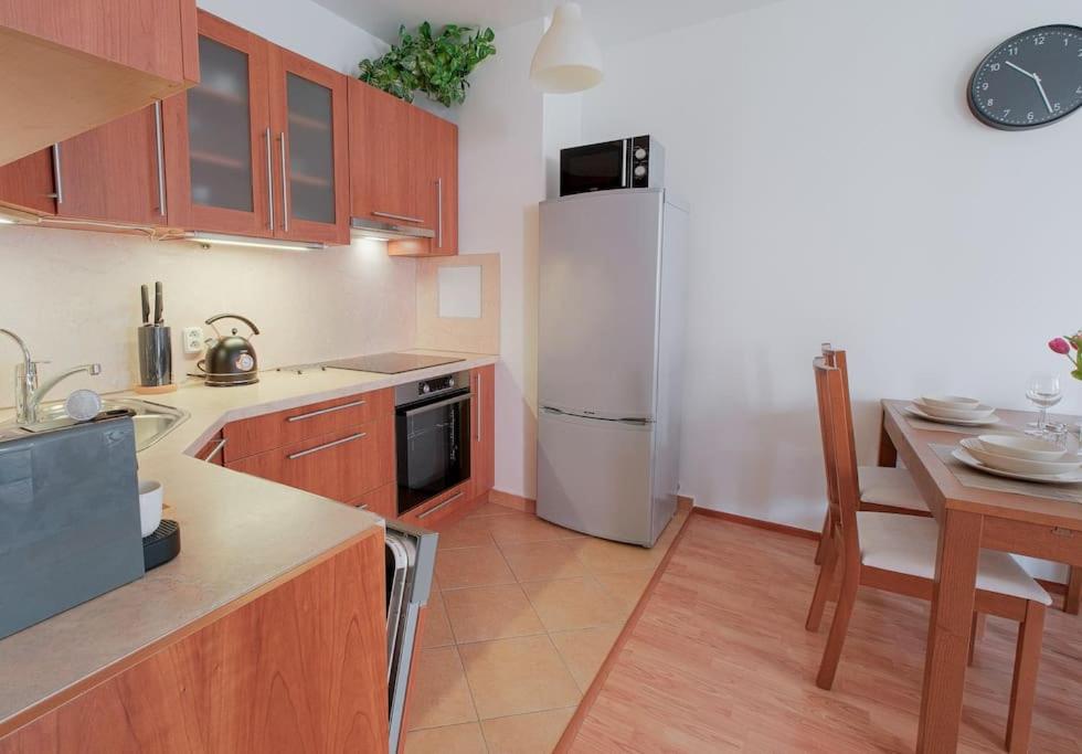 Apartmán u METRA, 4 hosté, parking free, blízko O2 arena