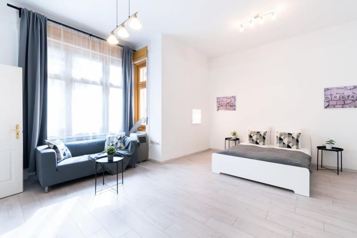 Spacious and comfy very central apartment view 3