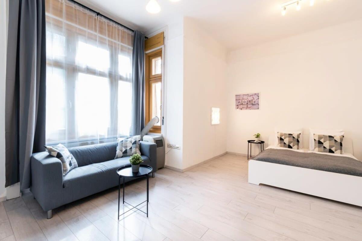 Spacious and comfy very central apartment view 4