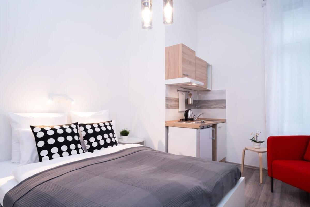 New comfy studio at convenient location view 3