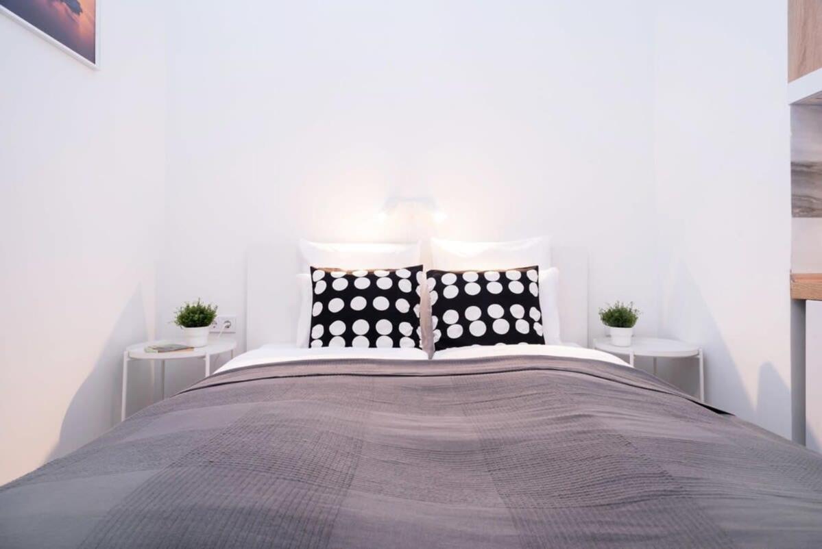 New comfy studio at convenient location view 4