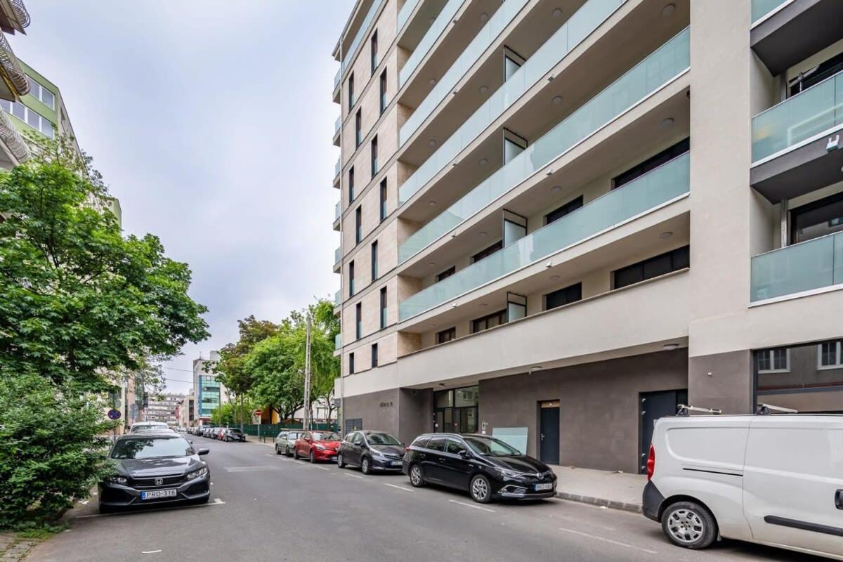 Brand new central flat view 5