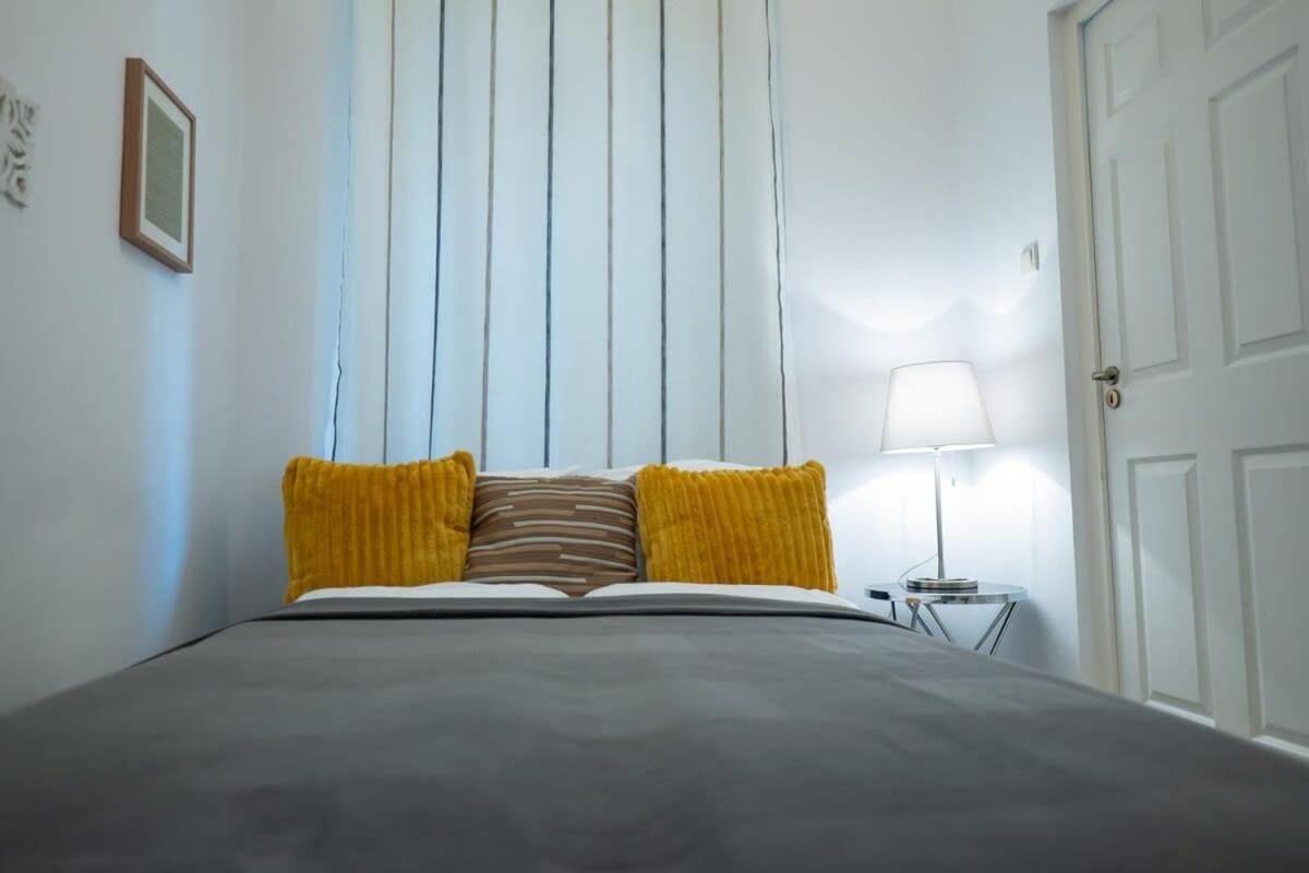 Chic central flat with river view view 2