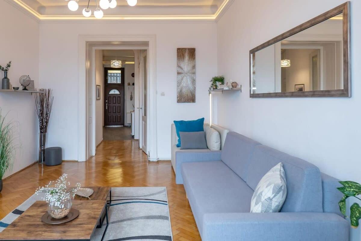 Chic central flat with river view view 3