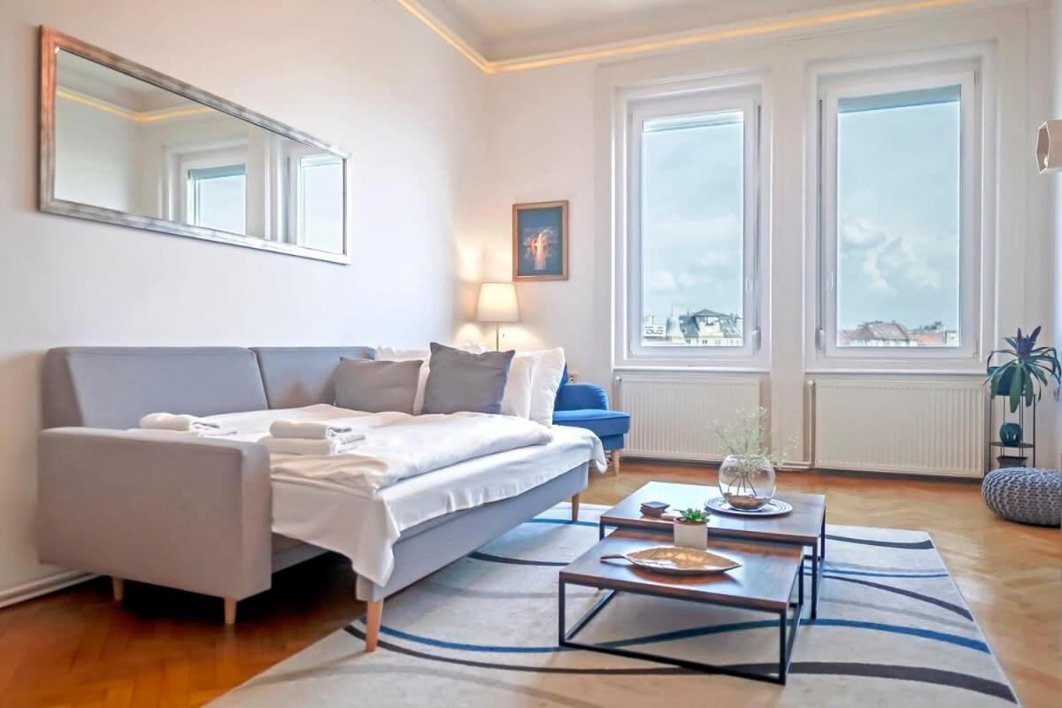 Chic central flat with river view view 4