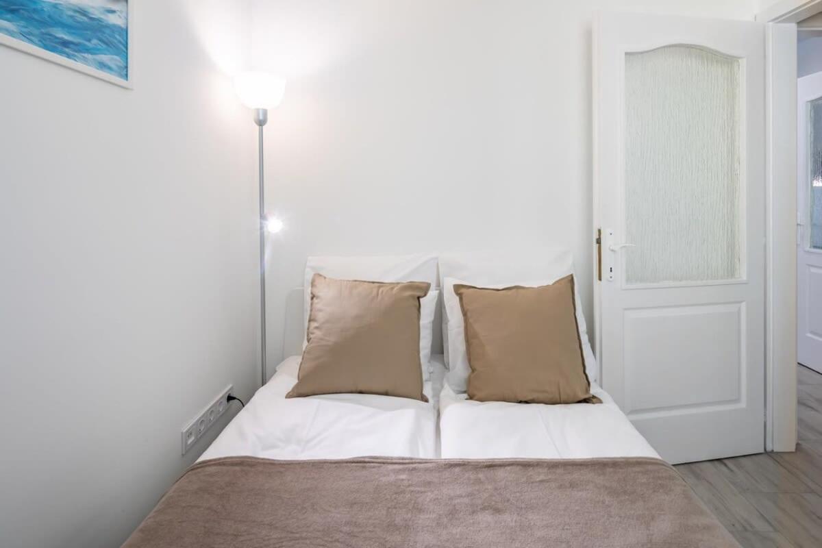 Convenient 2-room central apartment view 3