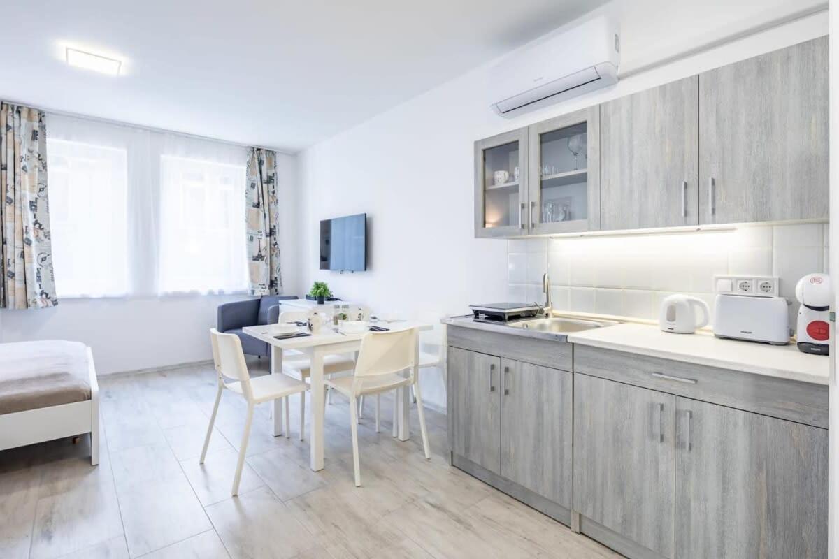 Convenient 2-room central apartment view 4