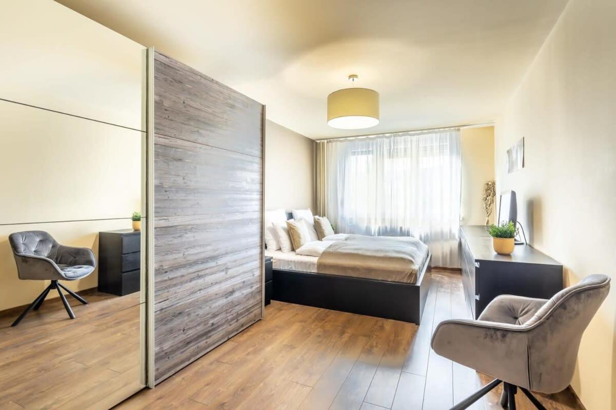 Cozy quiet apartment with a balcony view 2