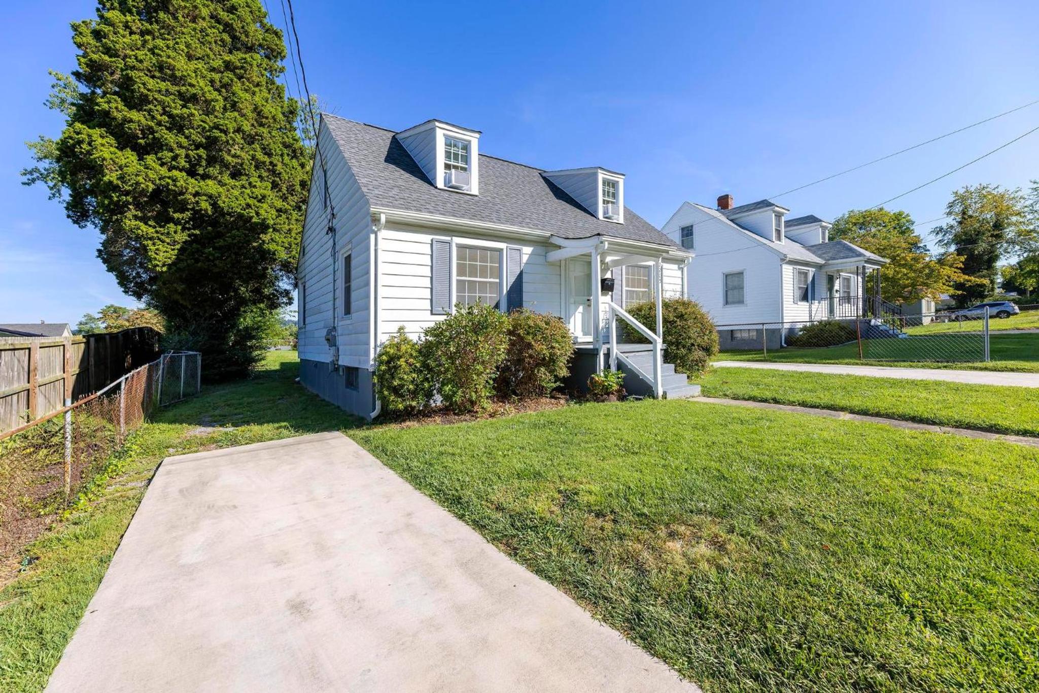 4BR House Minutes From BMS & Bristol Casino view 3