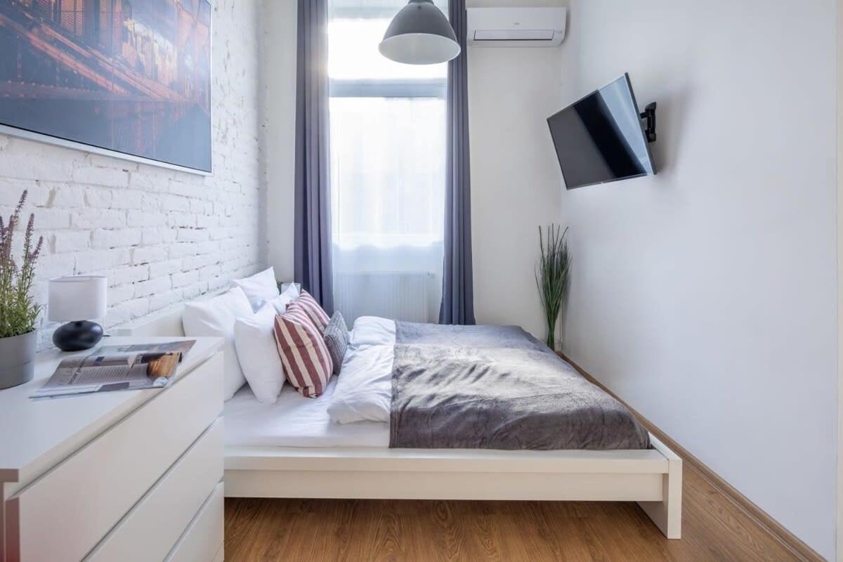 Super Central Cozy Home view 2