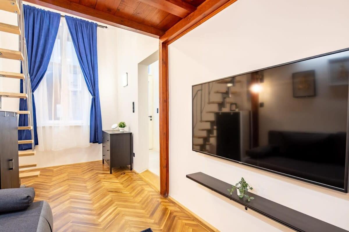 Cute Modern Getaway in the Heart of the City view 3