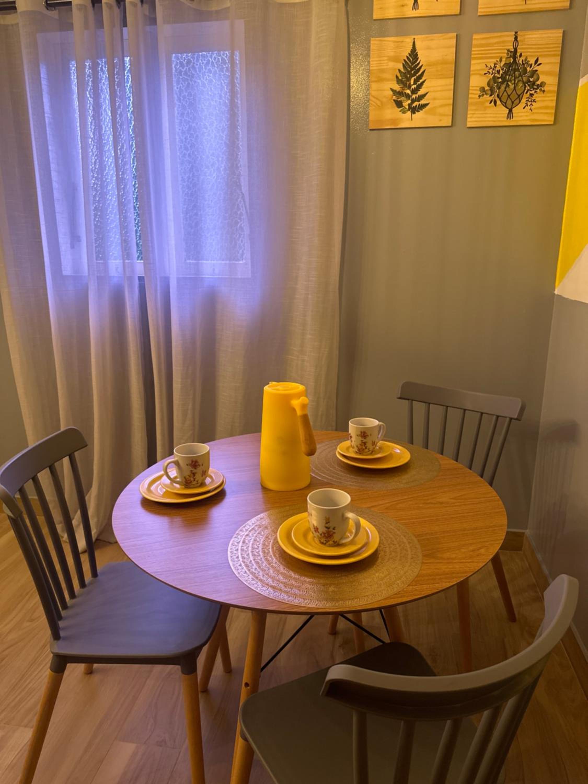 La vita hospedaria studio amarelo