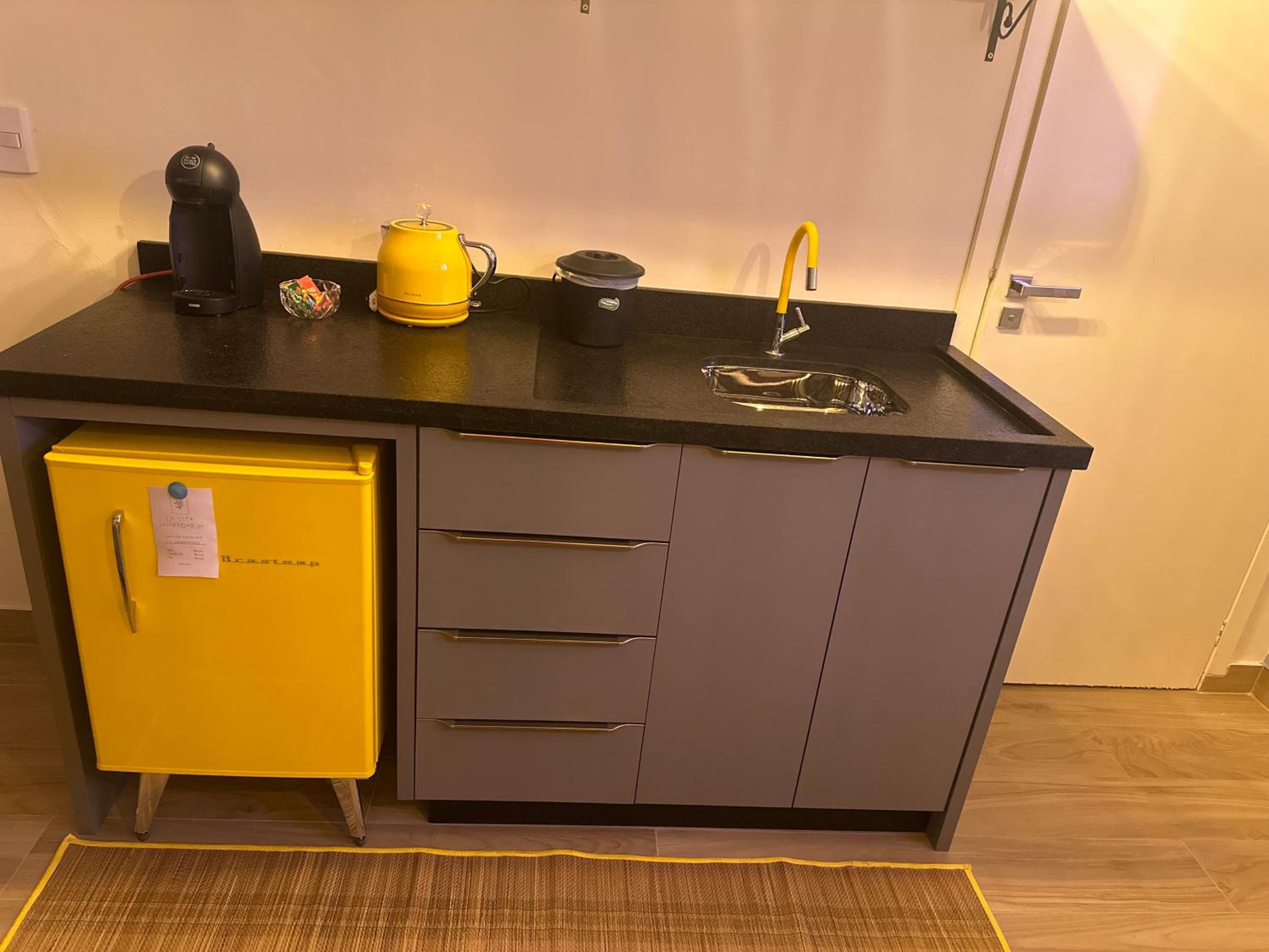 La vita hospedaria studio amarelo