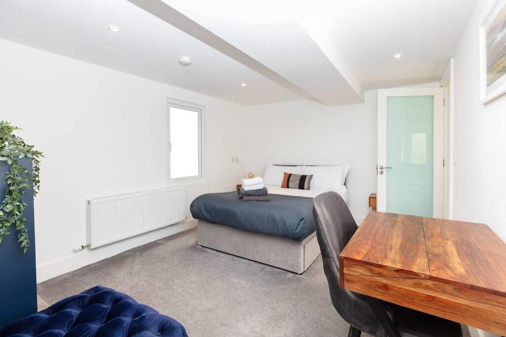 Beautiful Modern Home In Dingle 5 min walk to town view 3