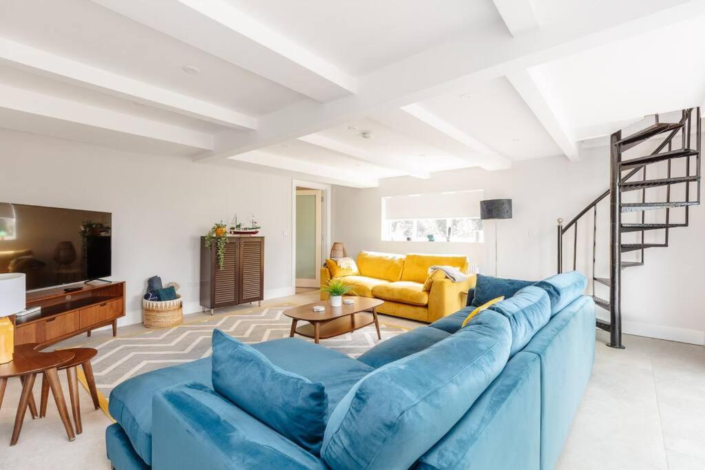 Beautiful Modern Home In Dingle 5 min walk to town view 5