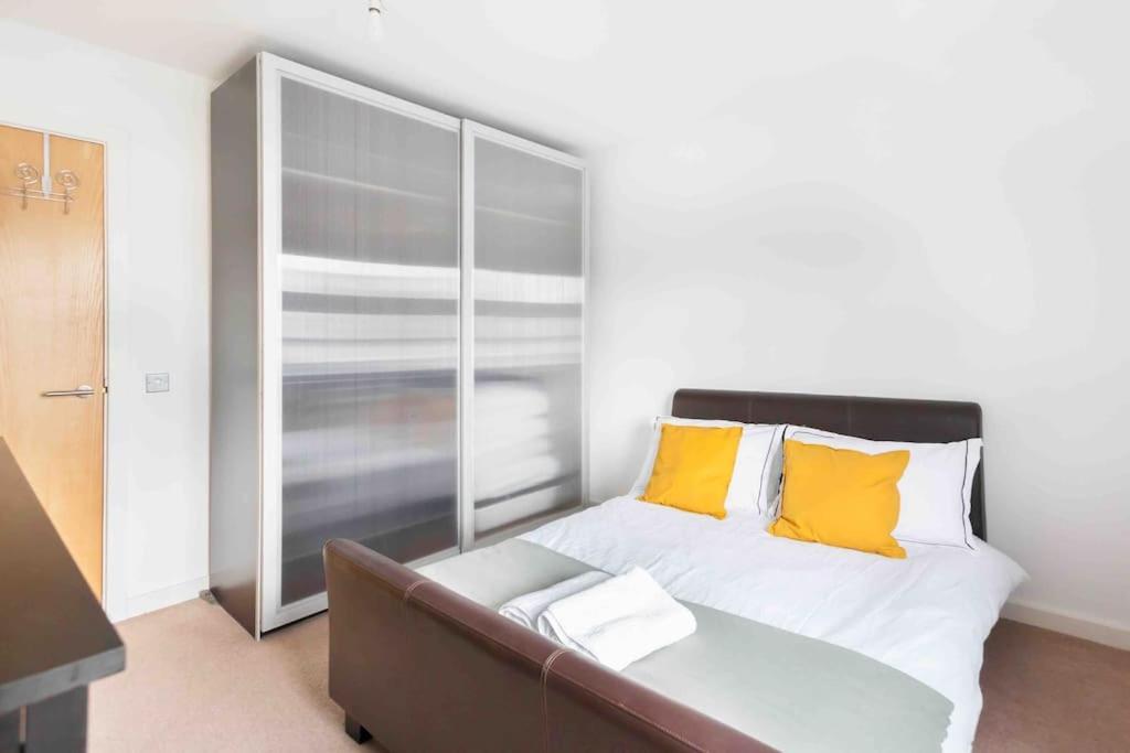 Spacious 2 Bedroom Apartment In Central Near tube