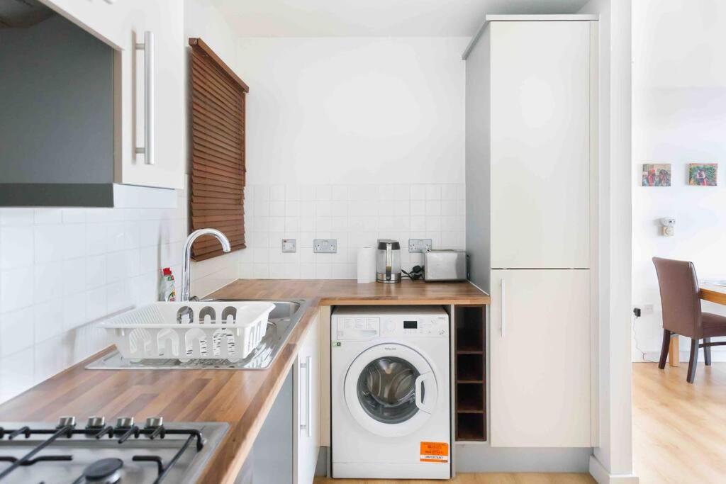 Spacious 2 Bedroom Apartment In Central Near tube