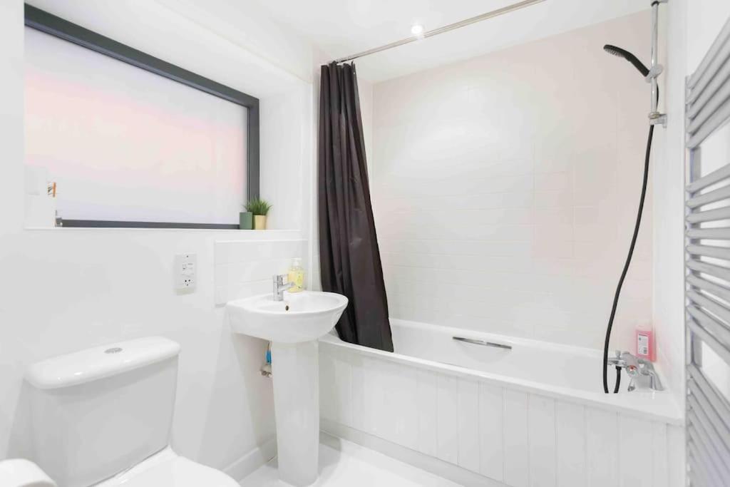 Spacious 2 Bedroom Apartment In Central Near tube
