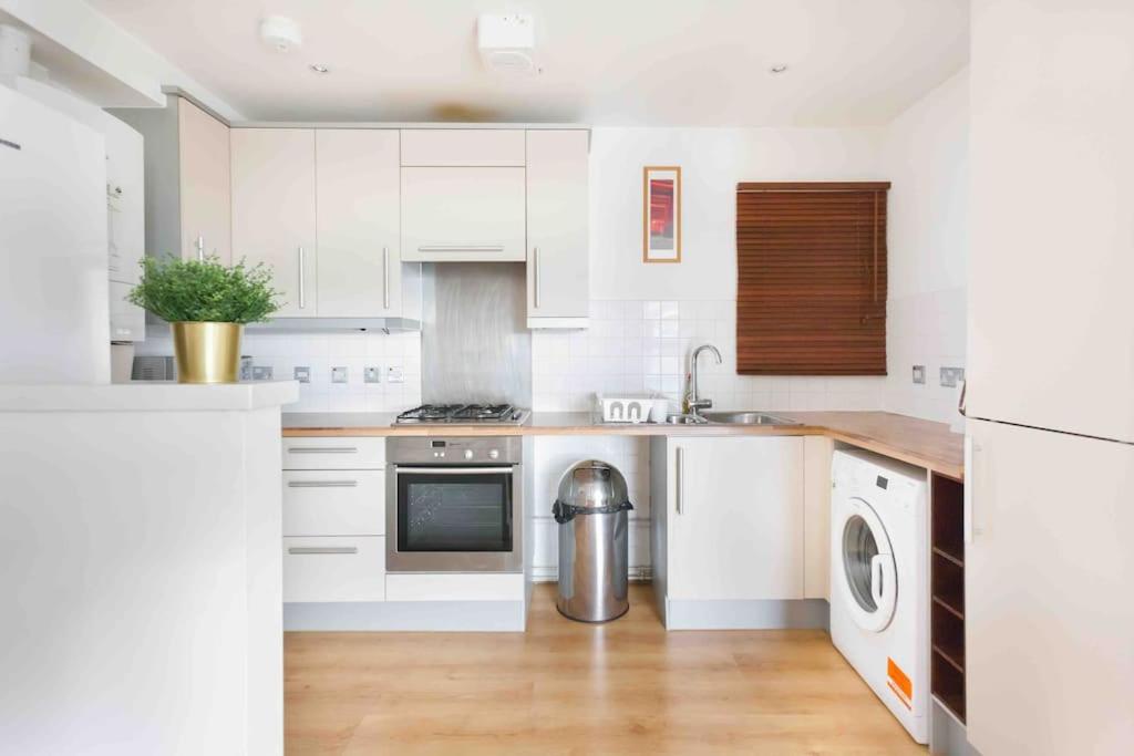 Spacious 2 Bedroom Apartment In Central Near tube
