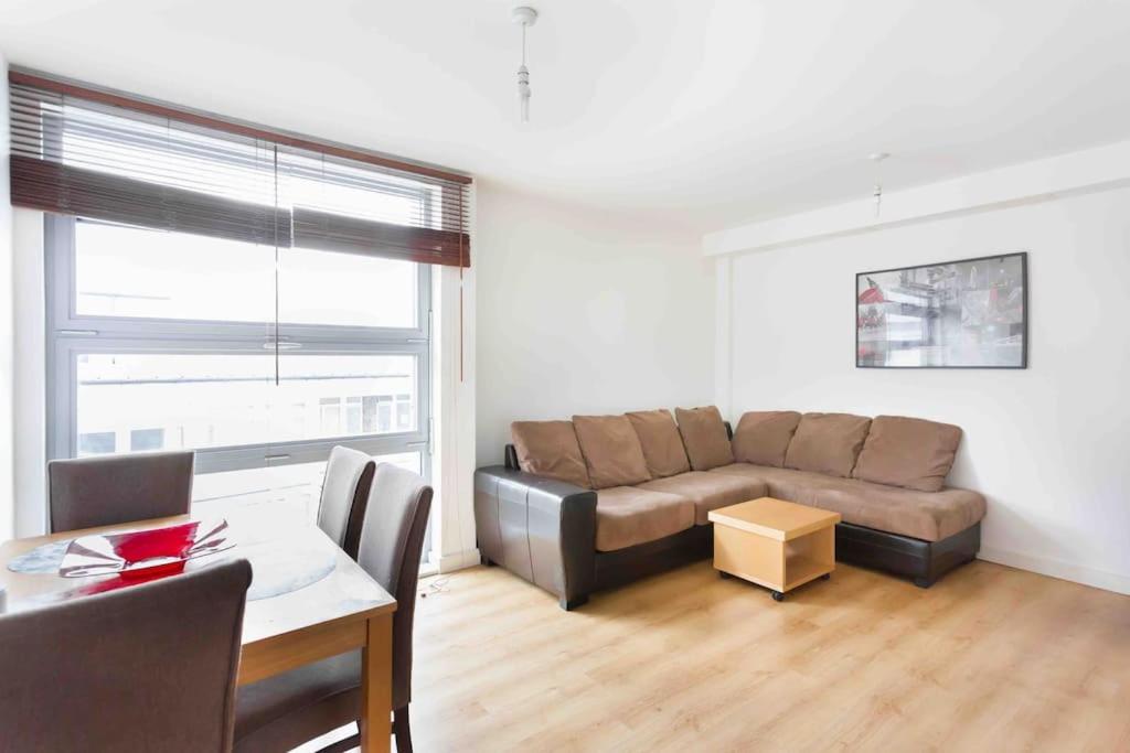 Spacious 2 Bedroom Apartment In Central Near tube