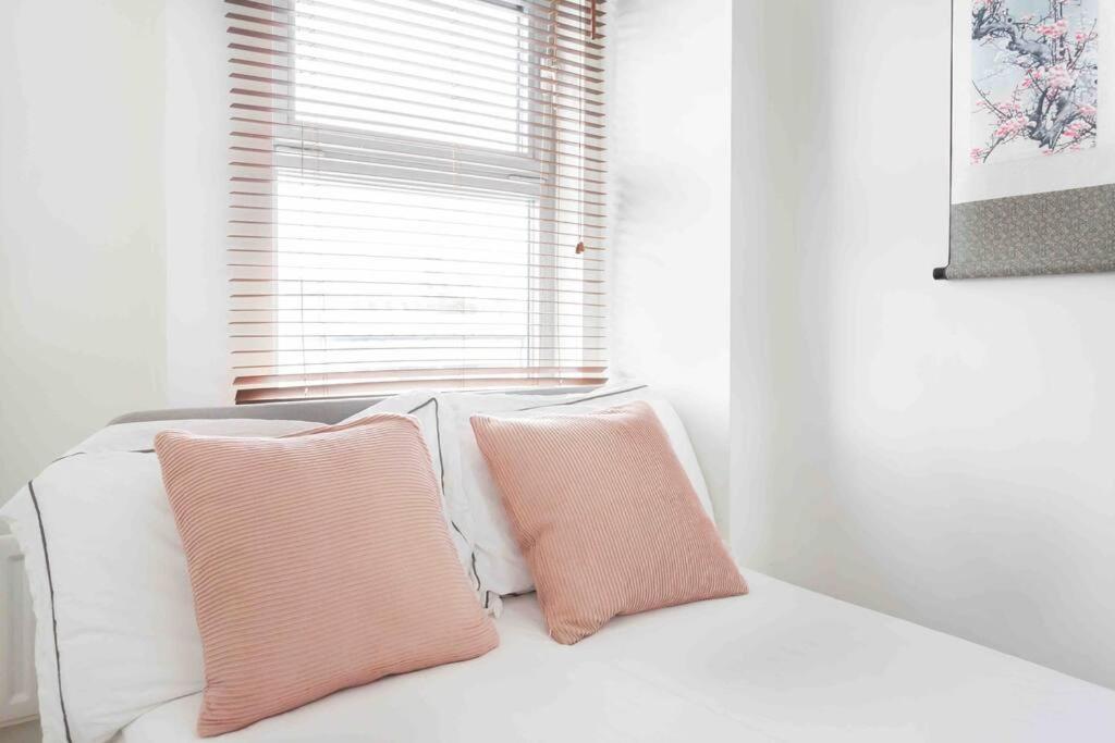 Spacious 2 Bedroom Apartment In Central Near tube