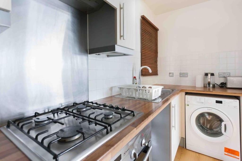 Spacious 2 Bedroom Apartment In Central Near tube