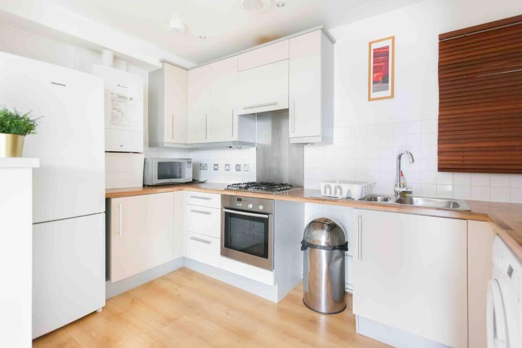 Spacious 2 Bedroom Apartment In Central Near tube