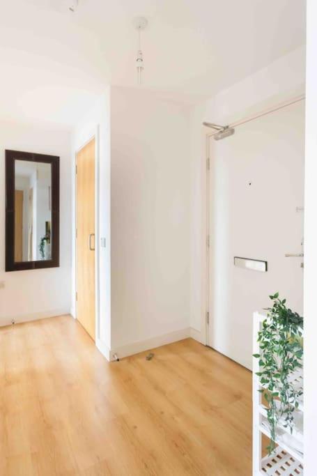 Spacious 2 Bedroom Apartment In Central Near tube