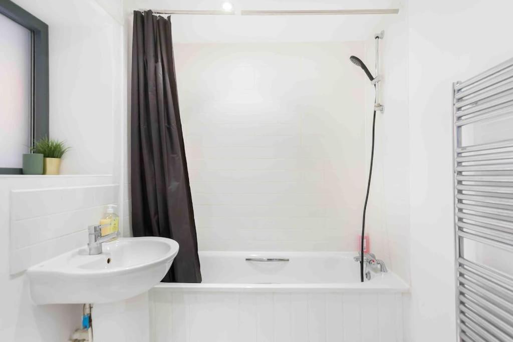 Spacious 2 Bedroom Apartment In Central Near tube