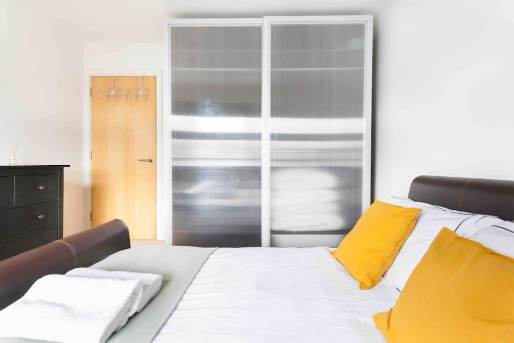 Spacious 2 Bedroom Apartment In Central Near tube