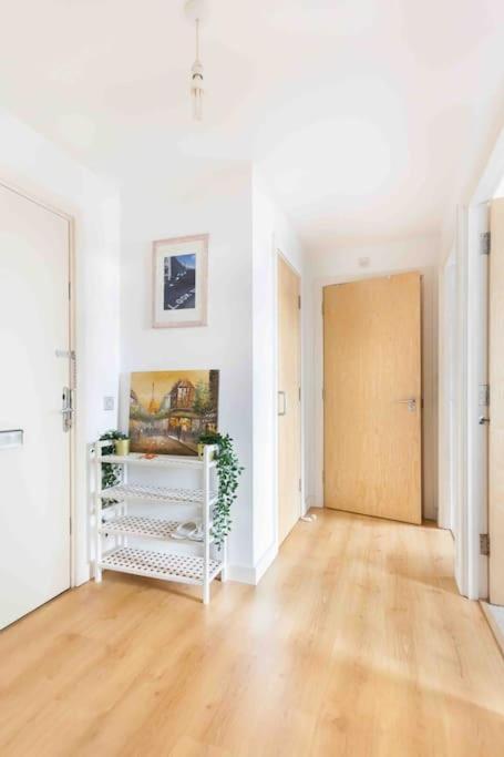 Spacious 2 Bedroom Apartment In Central Near tube