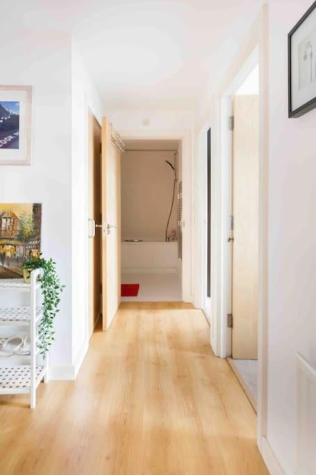 Spacious 2 Bedroom Apartment In Central Near tube