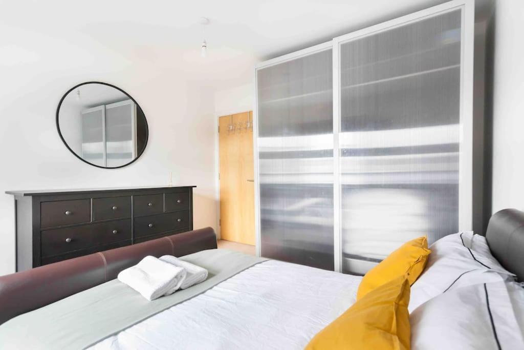 Spacious 2 Bedroom Apartment In Central Near tube