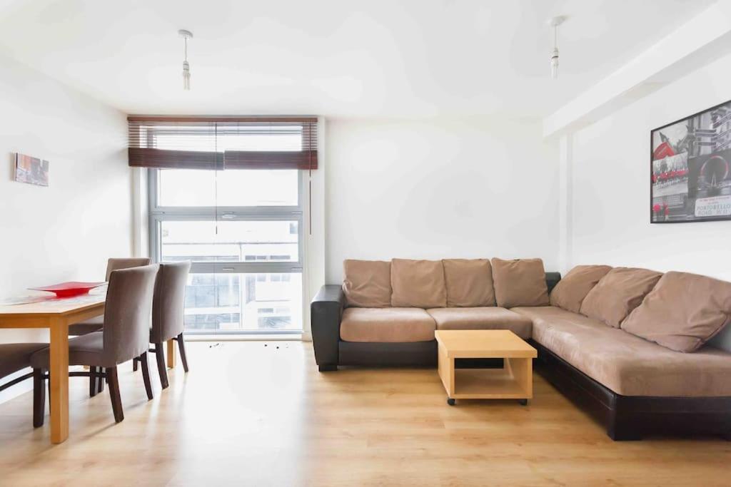 Spacious 2 Bedroom Apartment In Central Near tube