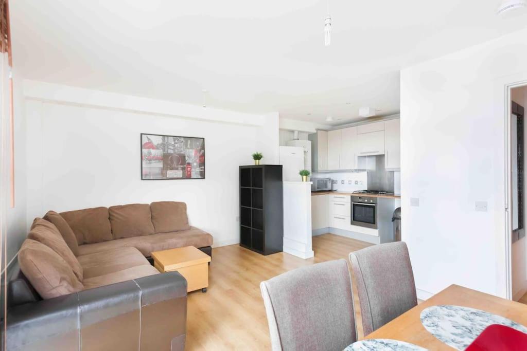 Spacious 2 Bedroom Apartment In Central Near tube