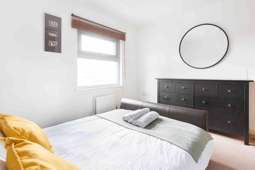 Spacious 2 Bedroom Apartment In Central Near tube