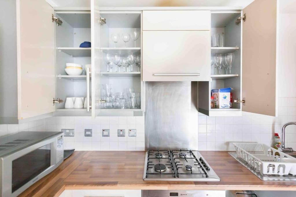 Spacious 2 Bedroom Apartment In Central Near tube