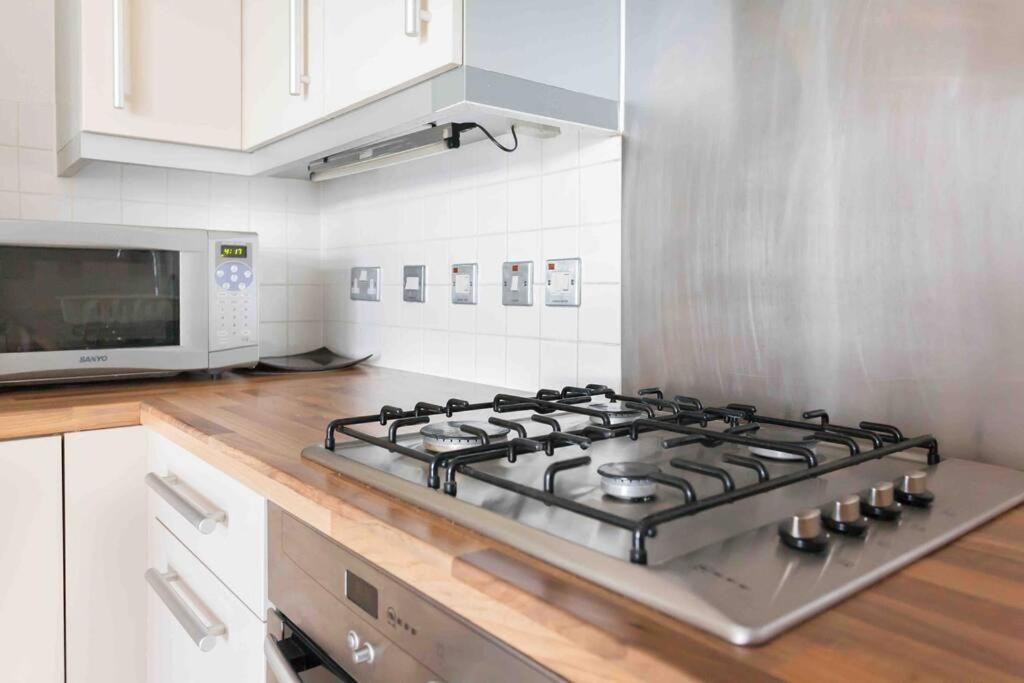 Spacious 2 Bedroom Apartment In Central Near tube