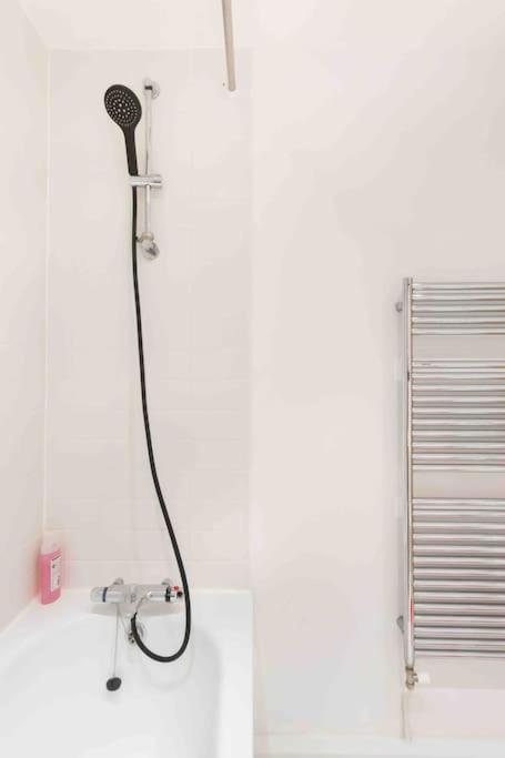 Spacious 2 Bedroom Apartment In Central Near tube