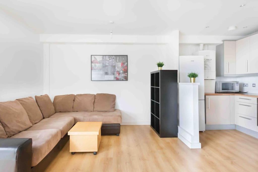 Spacious 2 Bedroom Apartment In Central Near tube