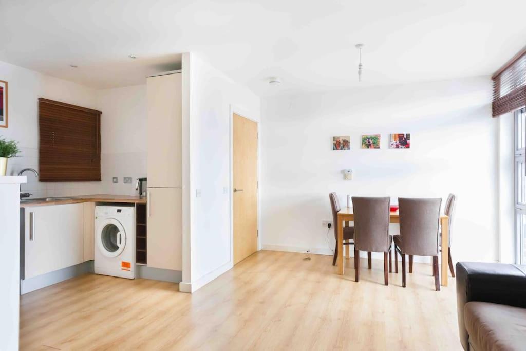 Spacious 2 Bedroom Apartment In Central Near tube