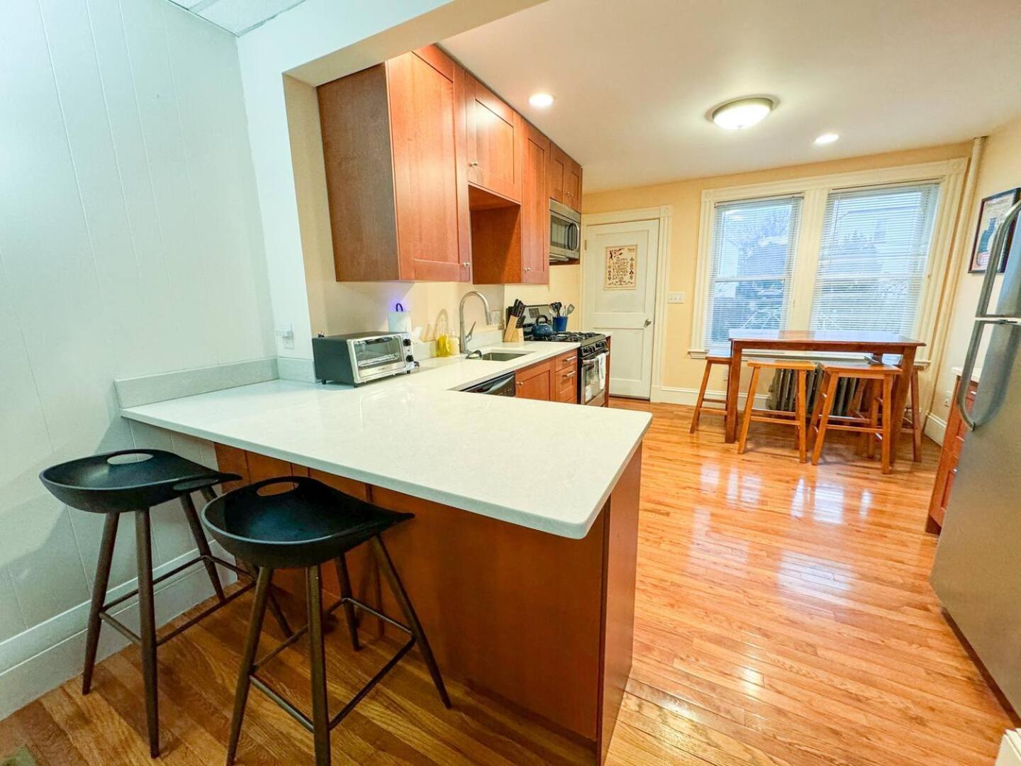 Boston Vacations - Huge 1 Bed, 2 Baths, Harvard, Porter Davis Sq - Property Image 1
